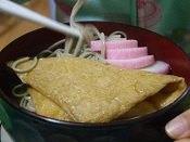 2013年の年越しそばを食べる息子