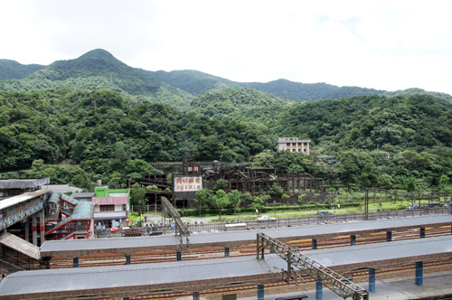 猫村から駅側を望む