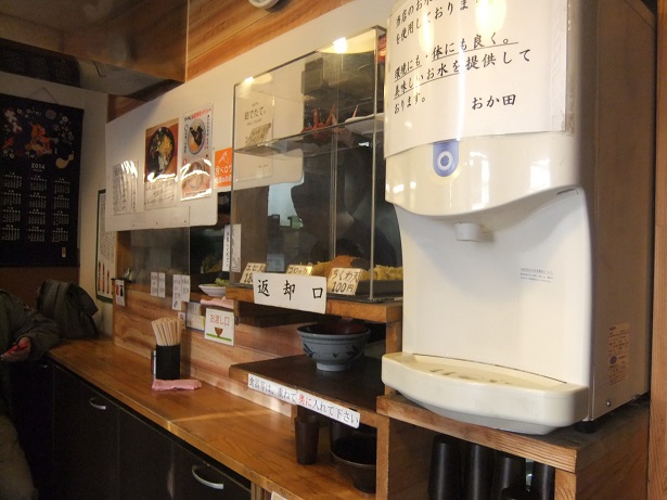 おか田＠春日の店内