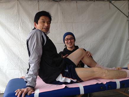 テーピングした社長