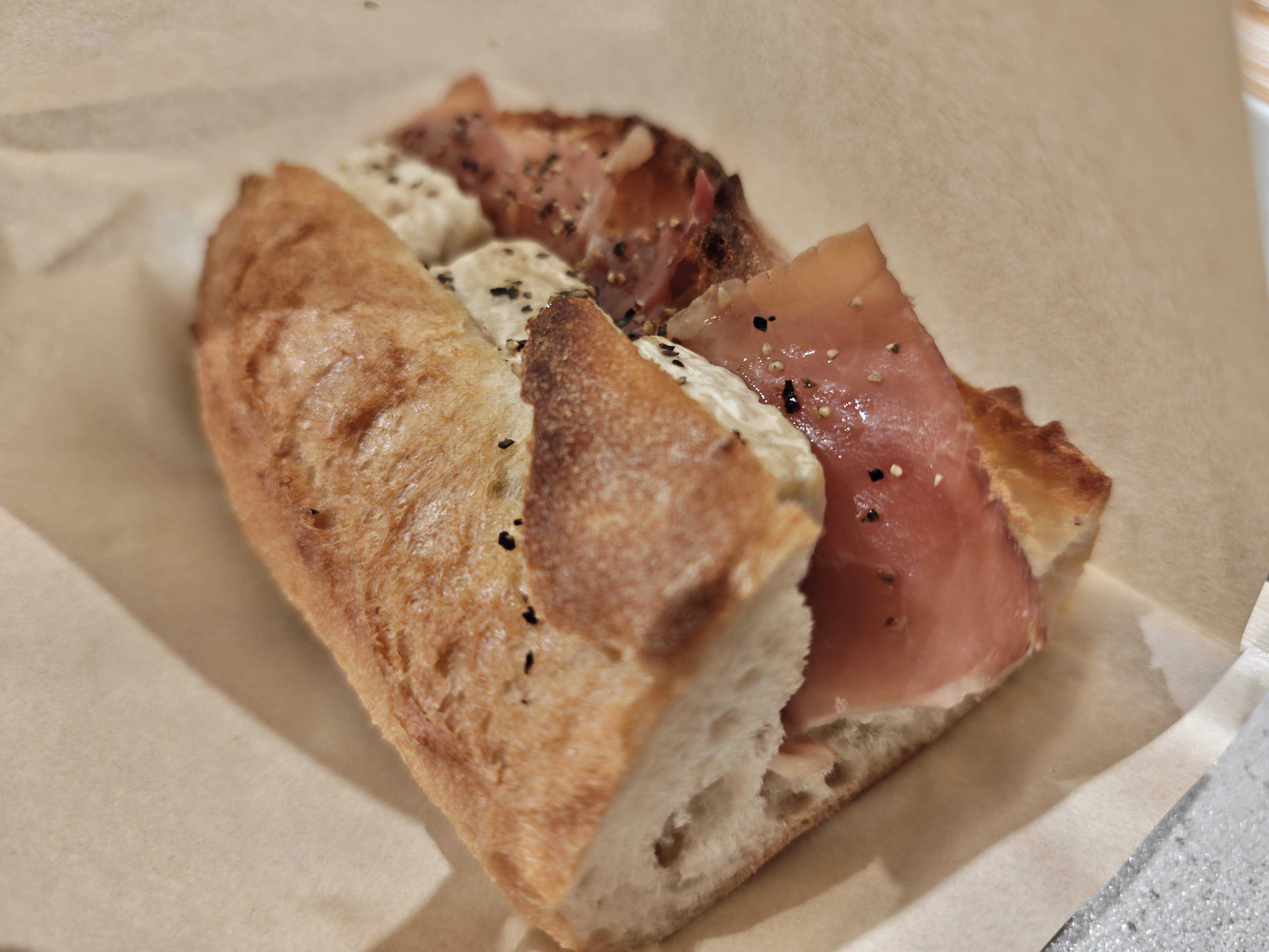 虎ノ門　1人カフェランチ　ストリーマー コーヒー カンパニー　BAGUETTE PROSCIUTTO & CAMENBELT HONEY