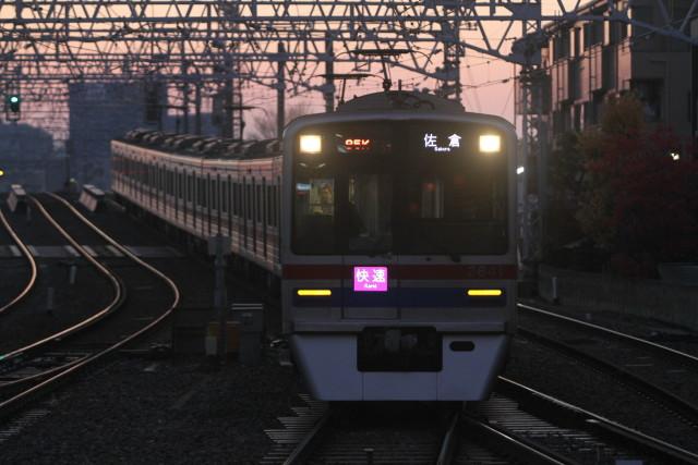 京成 .夕暮れの 急行灯を 照らす優等列車3