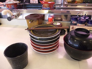 加平４丁目・はま寿司加平店の寿司皿と黒椀