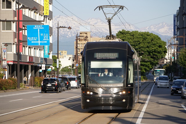 富山市内線 リバイバルカラ－7018 & 新旧 並び2