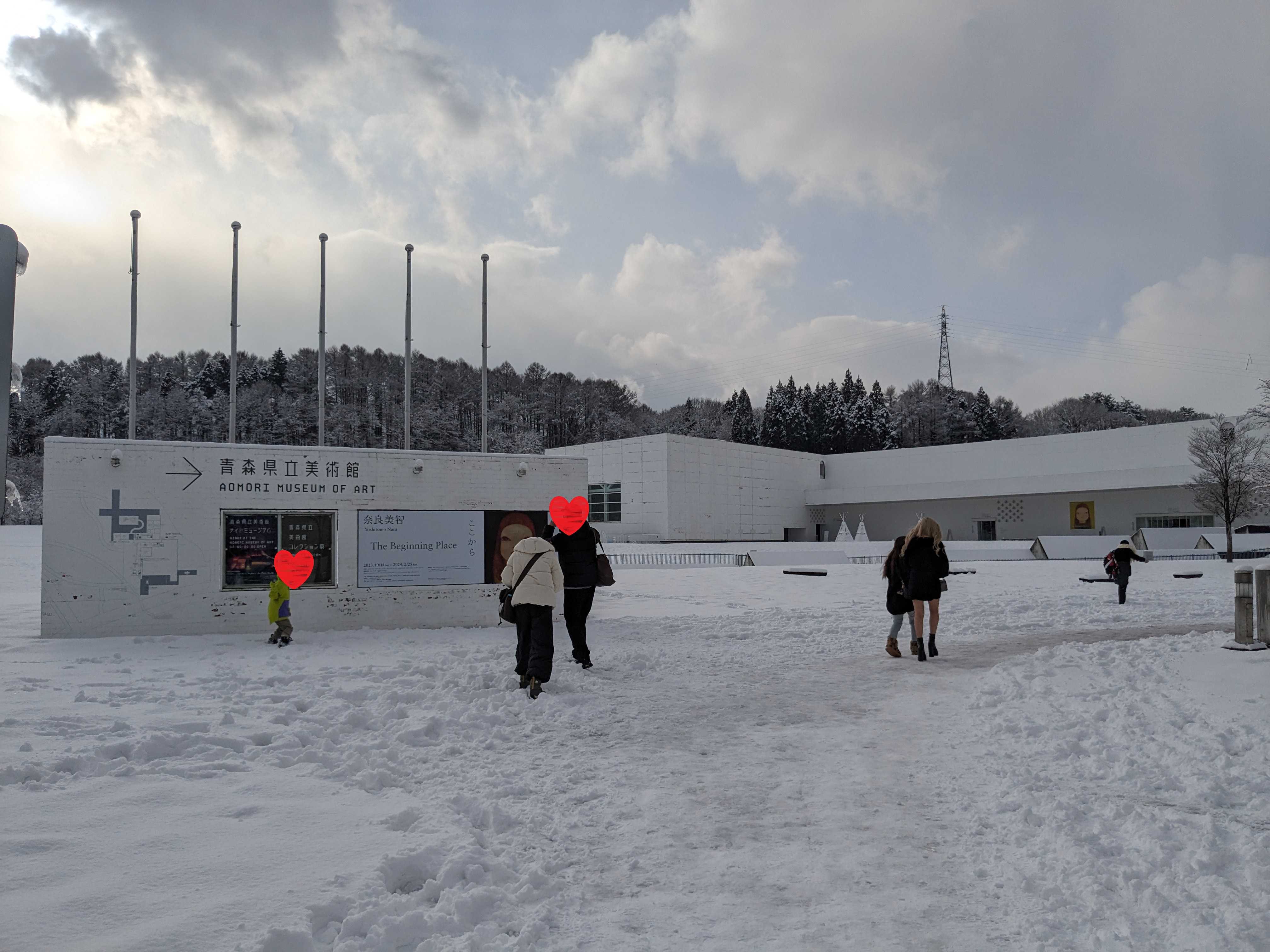 青森県立美術館前は雪がいっぱい
