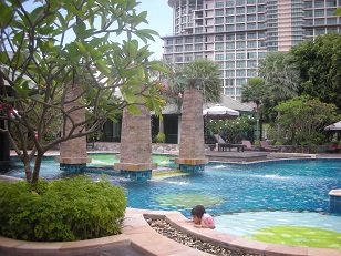 The Zign Premium Villa　プールでおよくちび