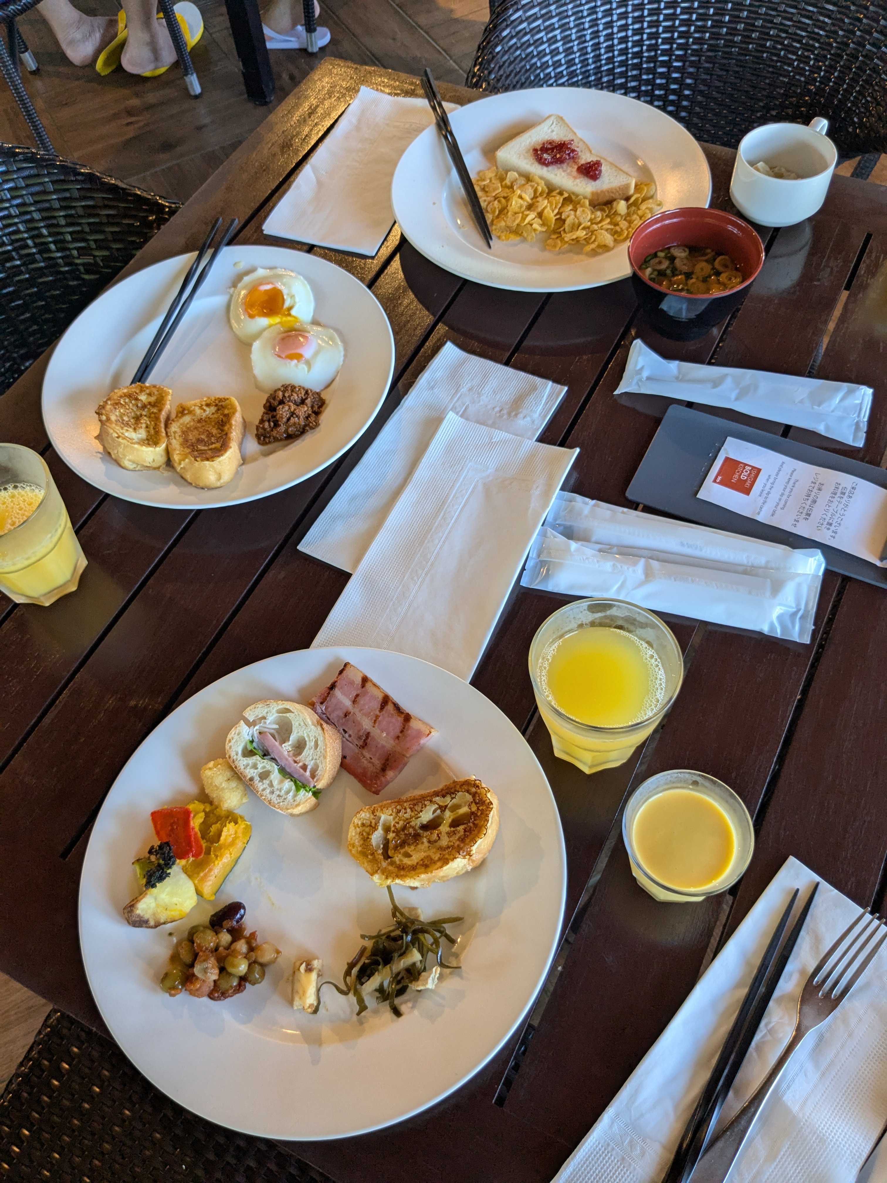 フサキビーチリゾートホテル＆ヴィラズISHIGAKI BOLD KITCHEN　朝食ビュッフェ 家族のテーブル