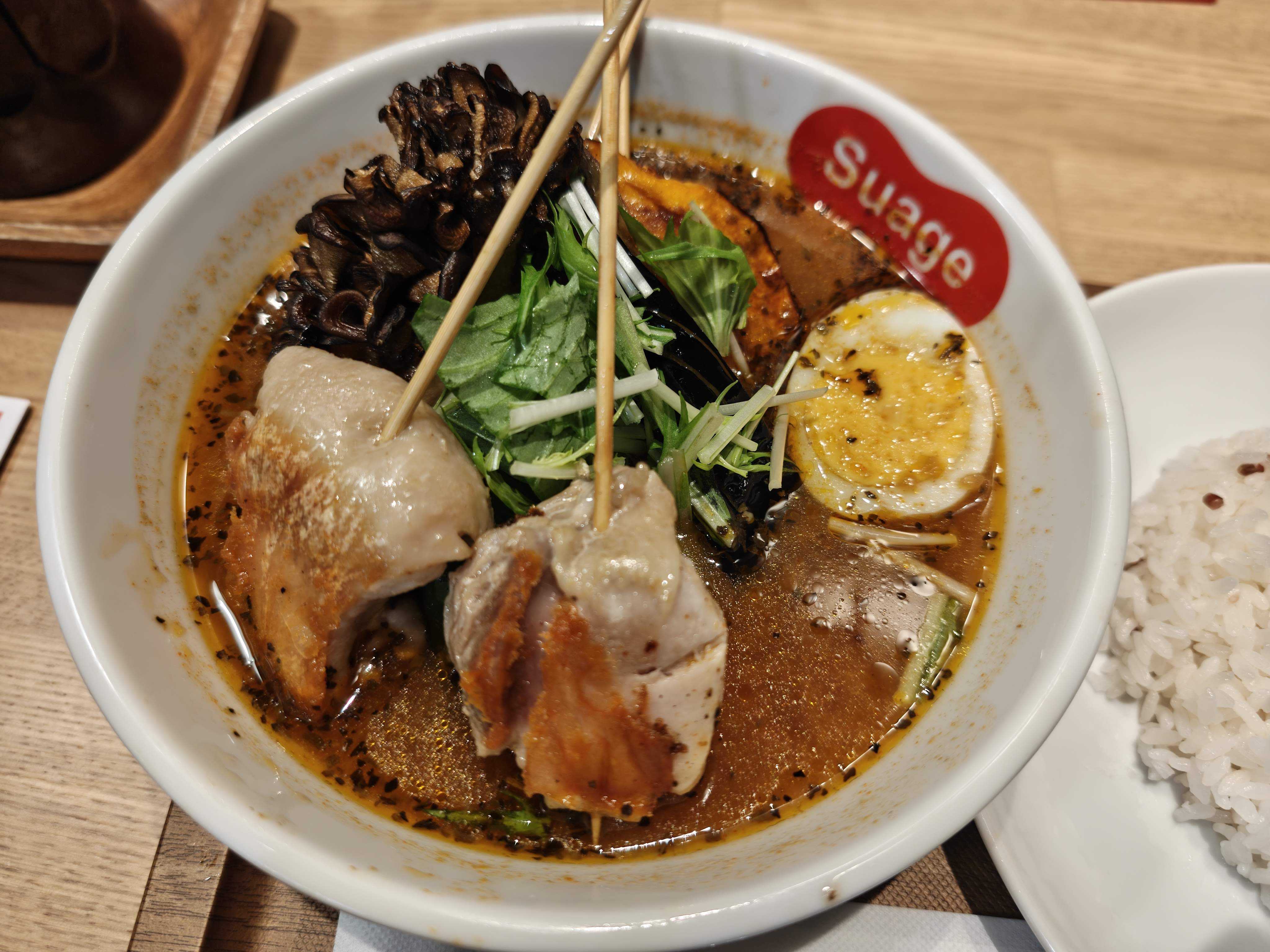 北海道スープカレーSuage 虎ノ門店　ひとりランチ　パリパリ桜姫鶏と7種の野菜のカレー