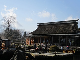 昔懐かしい萱葺きの屋根、思わずパチリ