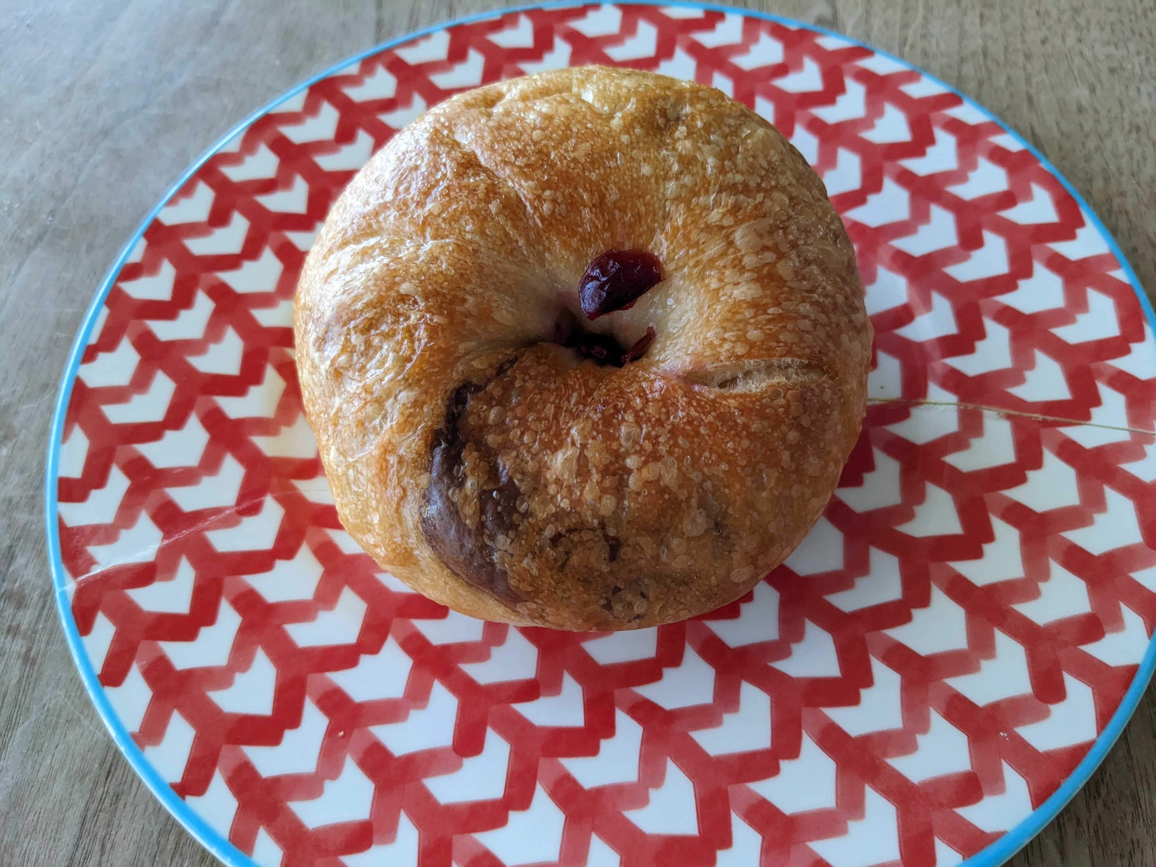 ベーグルリコカフェのショコラクリームチーズ＋クランベリーベーグル