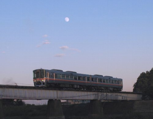 月と鉄橋のDC.jpg