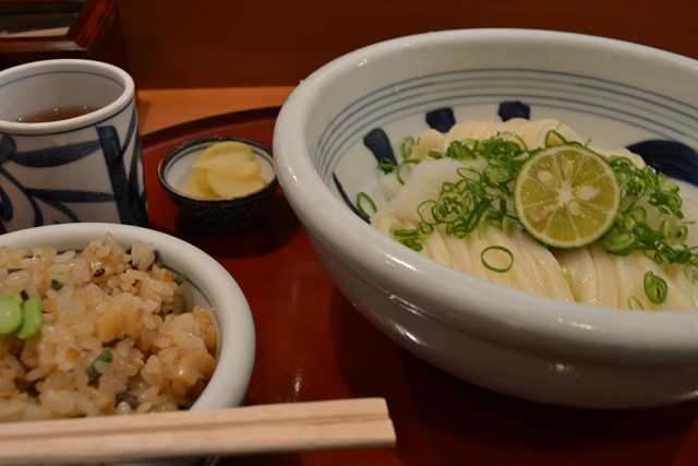01梅田はがくれ生醤油うどん.jpg
