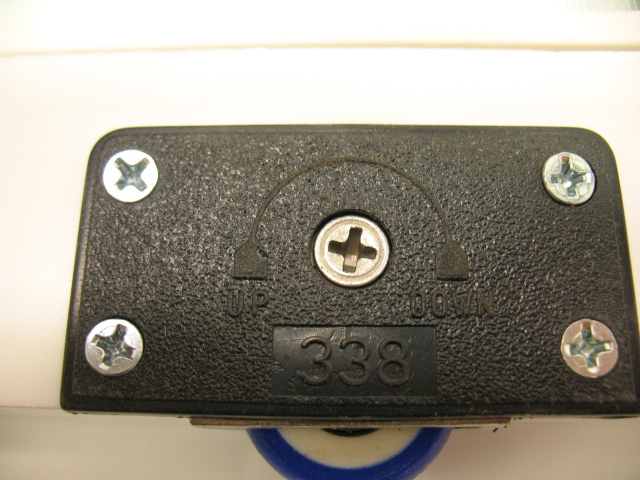 3コマ部分の拡大写真です。真ん中のプラス部分にドライバーを差して高さを調節します。参考写真です。.JPG