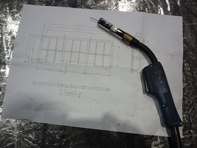半自動溶接機と図面