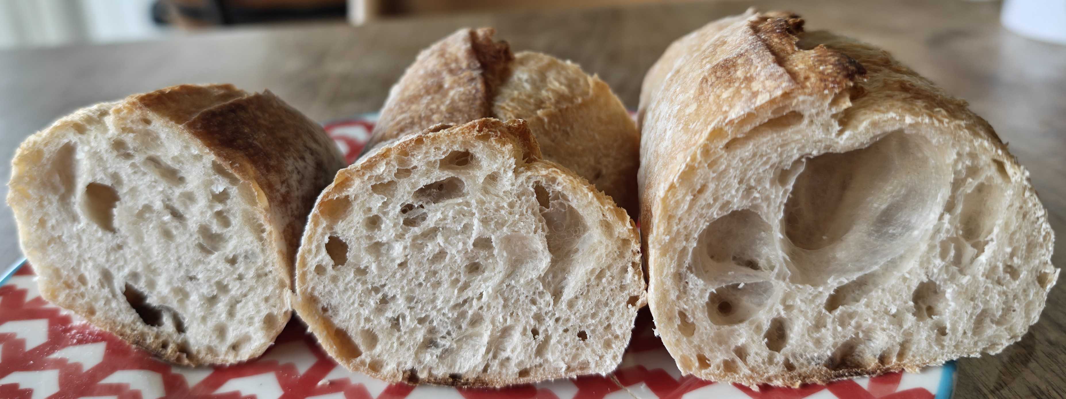 茨城県古河市　パン屋　roji　通販　バケットの断面