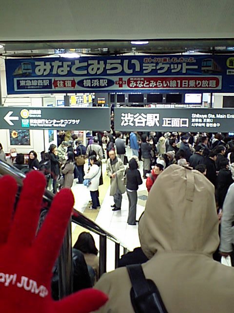 3.11 東急線渋谷駅改札口前 Hey!Say!JUMPジュリエット赤手袋～パー