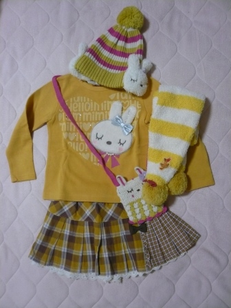 2014秋冬物ＫＰニットプランナーｍｉｍｉちゃんトレーナーとチェックスカートと黄色の小物のコーデ.JPG