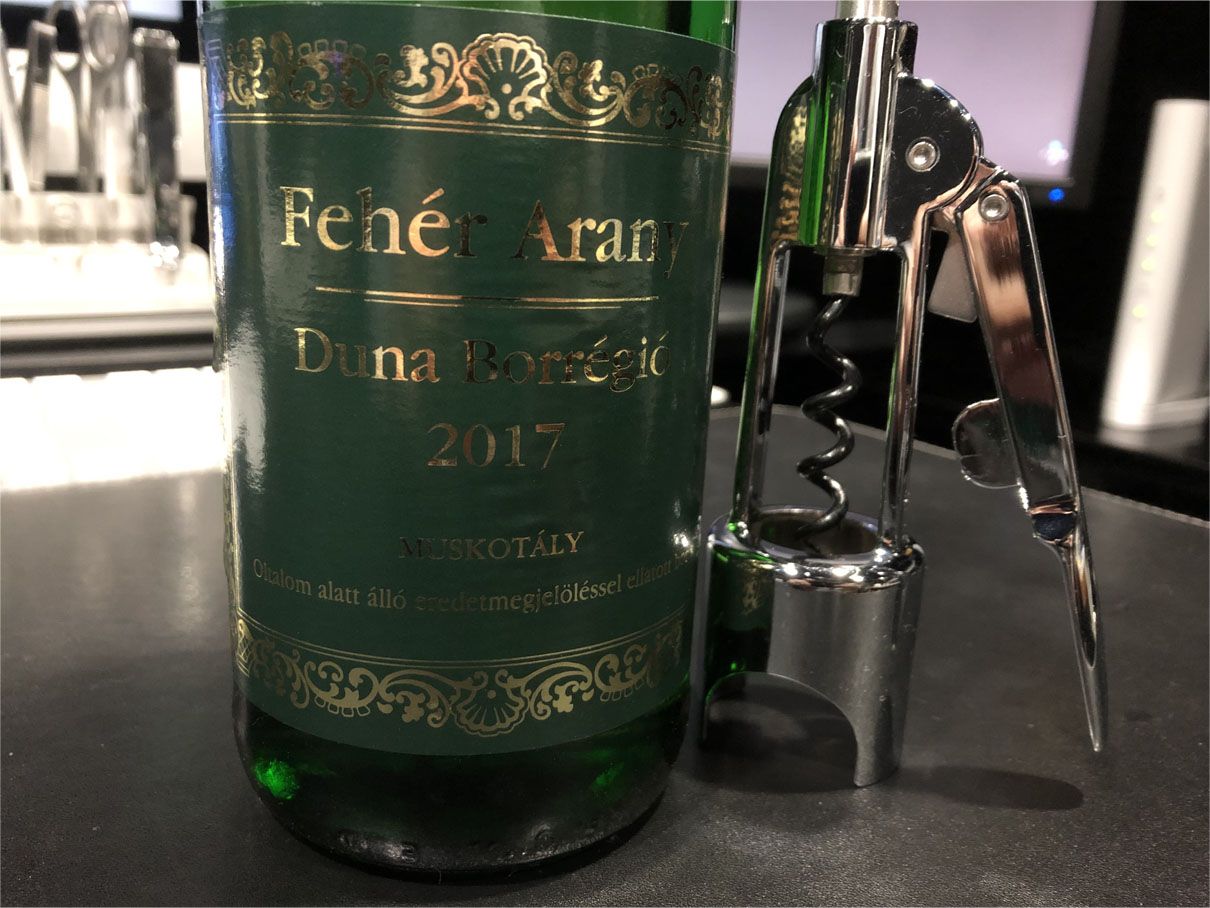 ワイン、やっとあけました。Fehér Arany Duna Borrégió Muskotály 2017