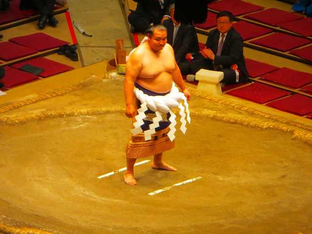 鶴竜 引退 断髪式 横綱の綱締め実演 第71代目横綱鶴竜がモデル