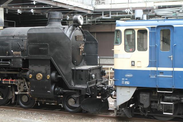 EF65 501＋C61 20＋オヤ .C61出場配給3
