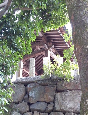 石垣・緑・門の赤