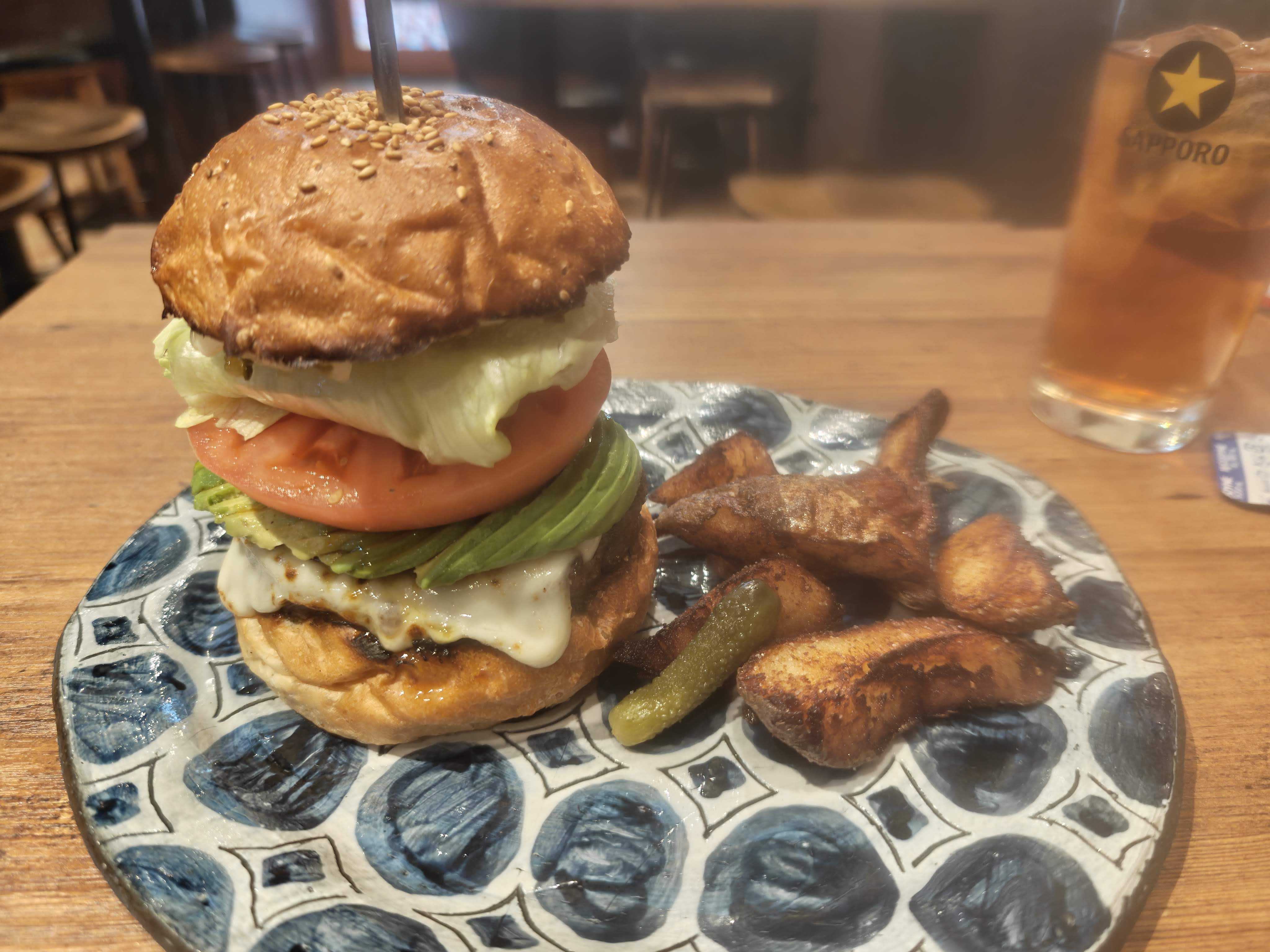 新橋駅ハンバーガー屋　MEAT KITCHEN MEとYOU　ひとりランチ　アボカドサワークリームチーズバーガー