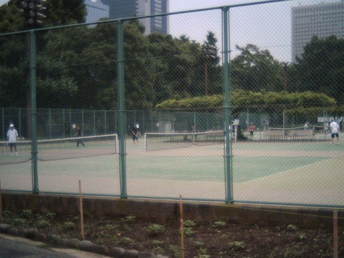 公園内のスポーツ施設であるテニスコートです