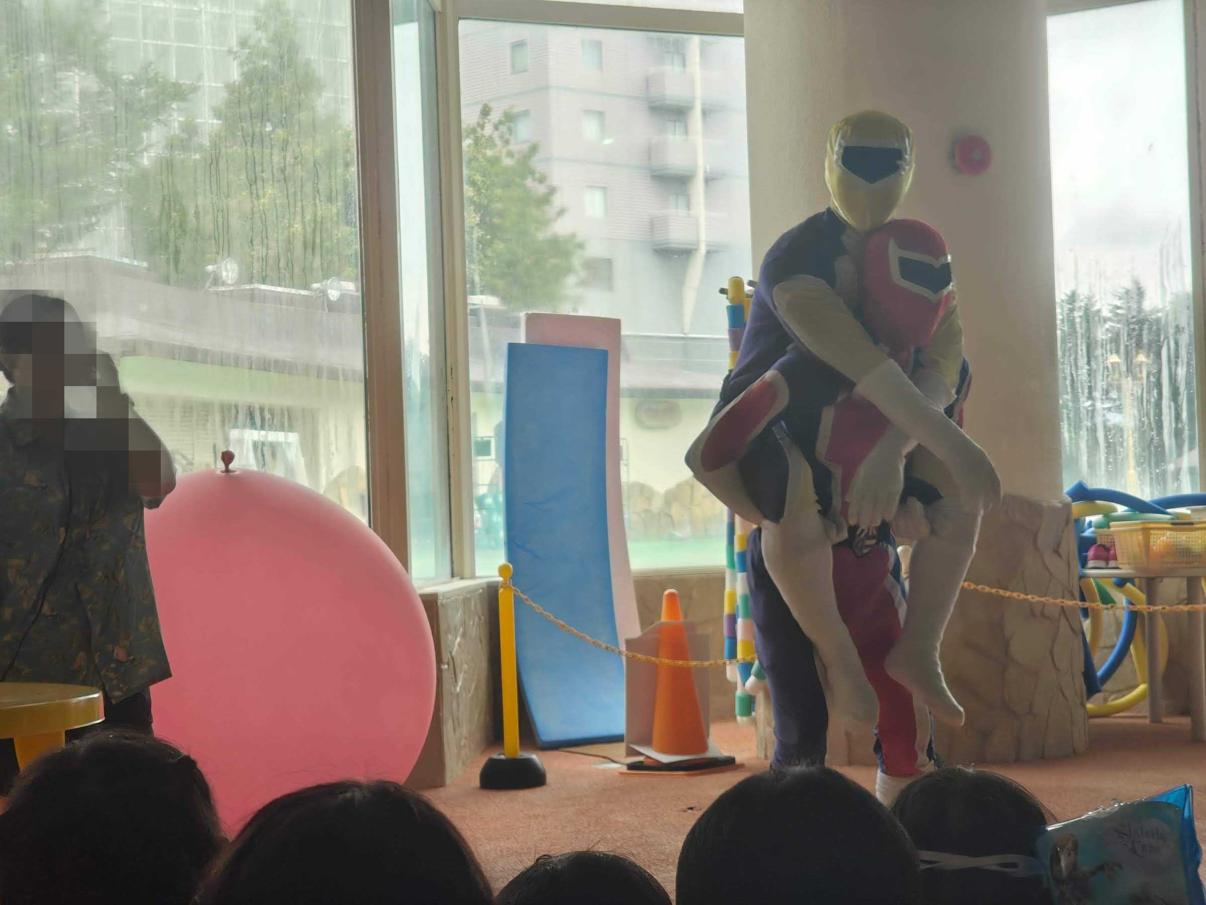 シャトレーゼガトーキングダム札幌　プールでバルーンイベント