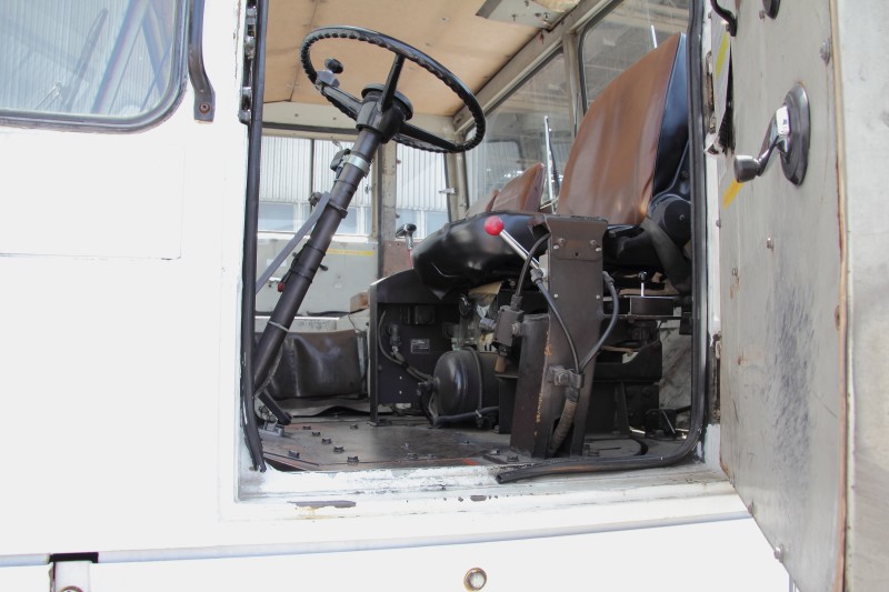 機体整備工場_002運転席.jpg