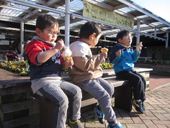 ソフトクリームを食べる