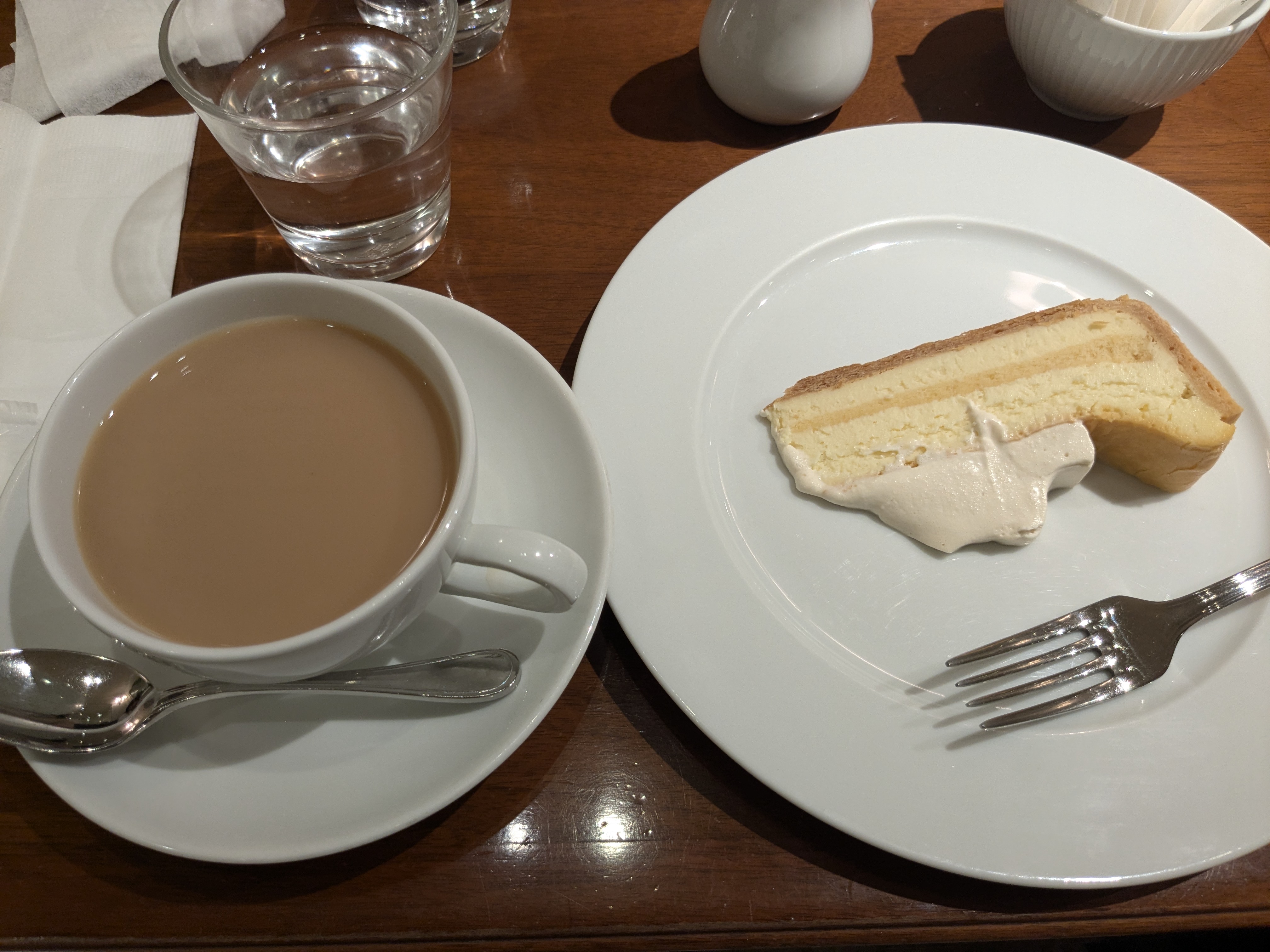 HARBS ルミネ横浜店 ランチ　ランチサービス　コーヒー、アイリッシュクリームチーズケーキ