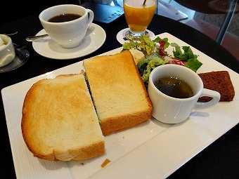 カフェ　アラティエンヌ　BLTサンド　ランチ