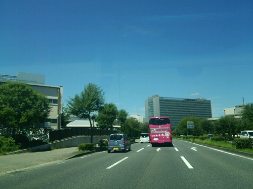 大きな建物が本社