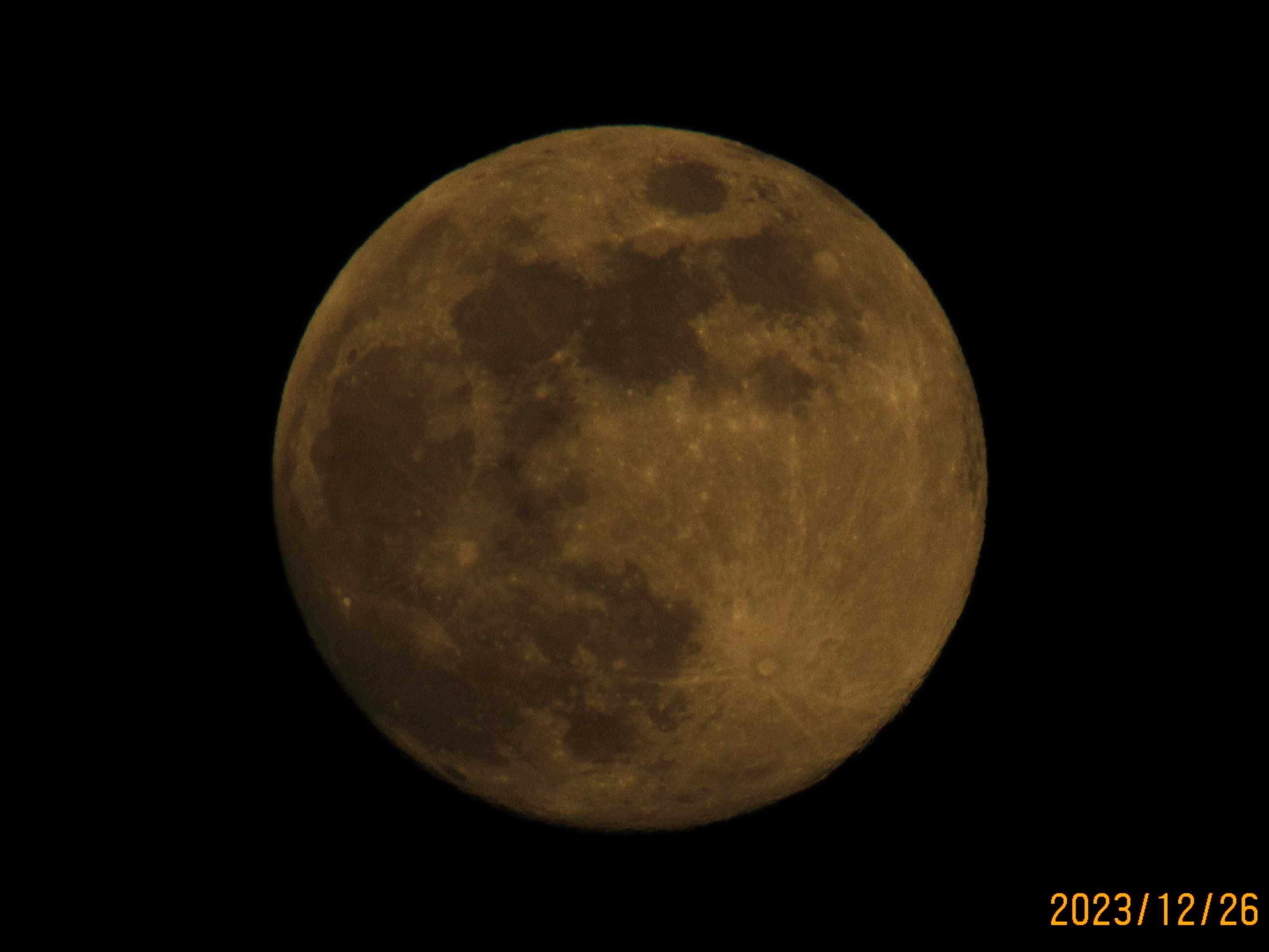 今日は12夜だが、ほぼ満月だ！ 2023年12月25日 | 山と花と小型車で