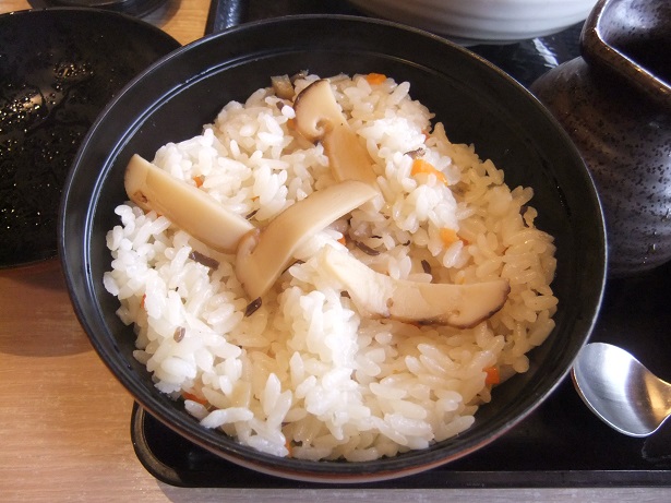 島根１丁目・和食さとの松茸ごはん