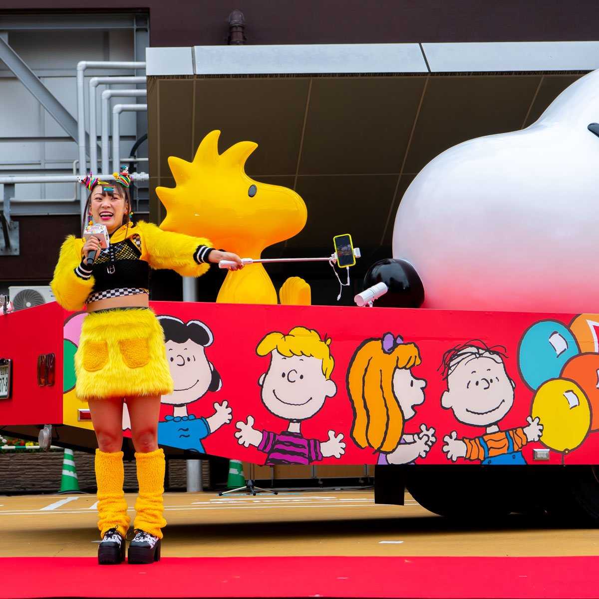 「SNOOPY HAPINESS FLOAT」出発式が東京タワーにて行われ、スヌーピーとフワちゃんが登壇しました！ | スヌーピーとっておき ...