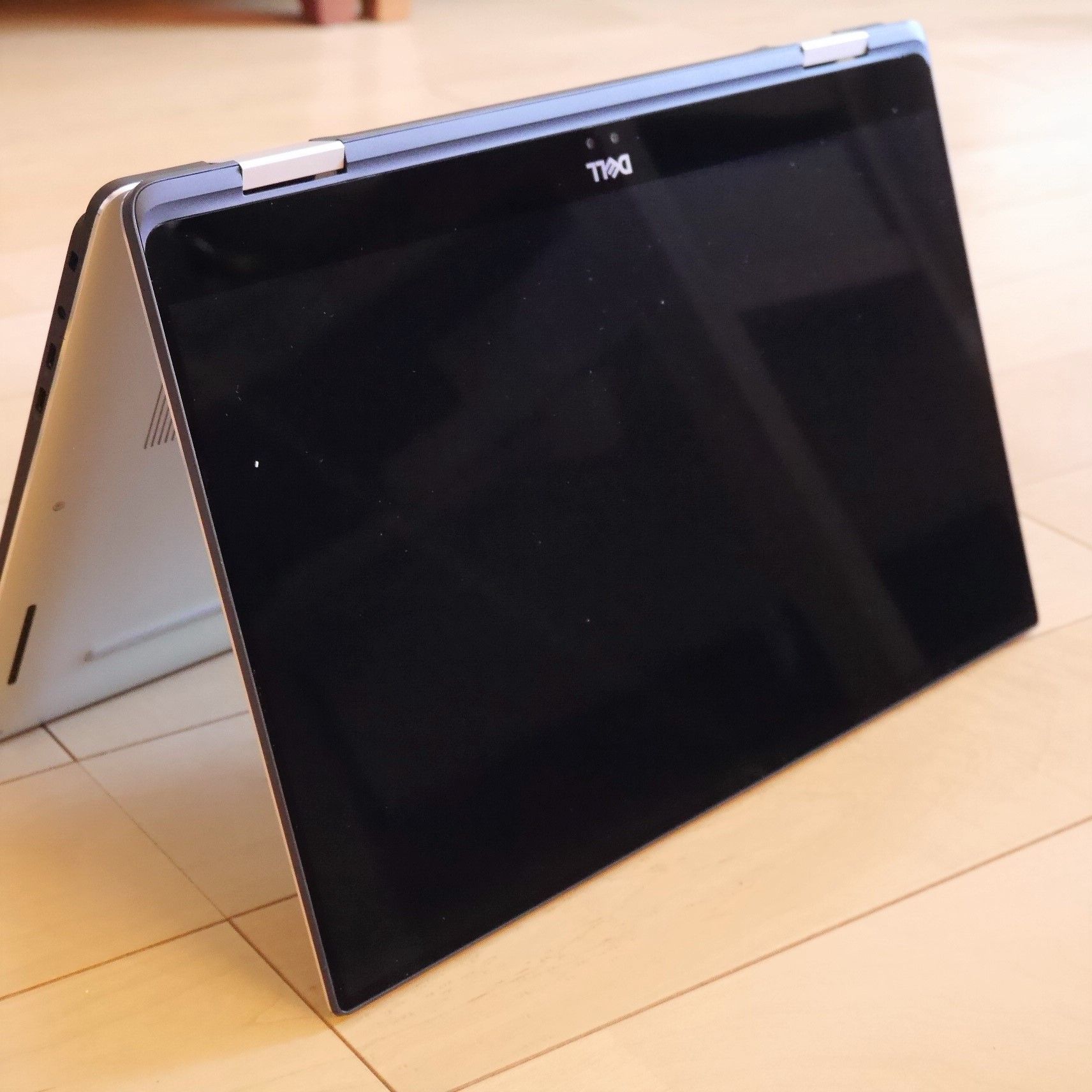 NEW XPS 15 2-in-1_テントモード