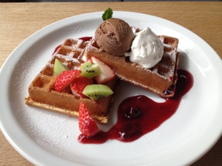 イチゴ＆キウイ＆生クリーム＆チョコアイス＆ベリーソース.jpg