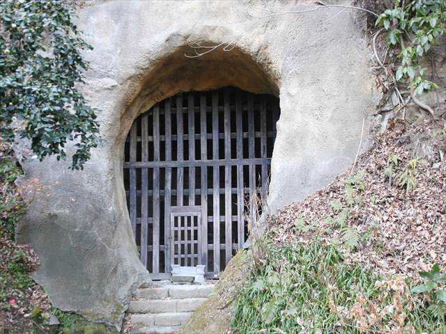 鎌倉の古刹の梅 (その7)、光則寺の土牢から稲村ヶ崎公園へ (茅ケ崎市自転車貸出-14) | おじん0523のヒロ散歩 - 楽天ブログ