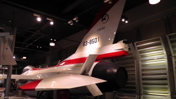 XF-2モックアップ　垂直尾翼根本にある突き出したドーサル