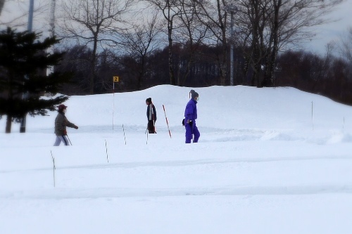 雪の中ですれ違う