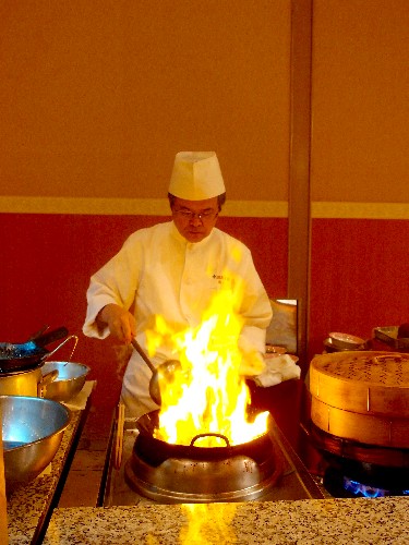燃え上がる料理鍋