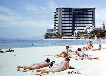 ビーチから見るシェラトン・ワイキキ ホテル