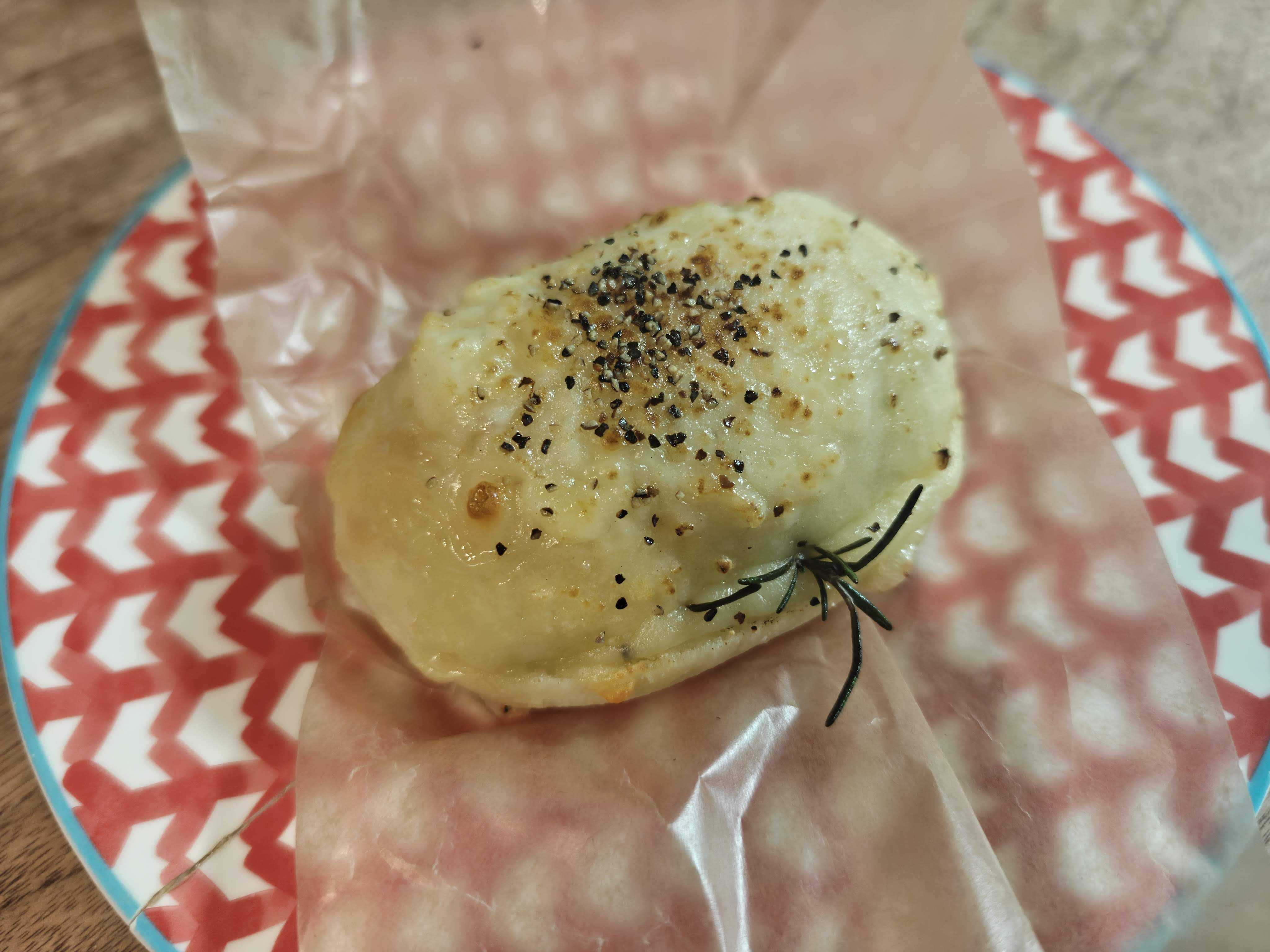東京駅パン屋　THE STANDARD BAKERS TOKYO　３種のチーズフォカッチャ