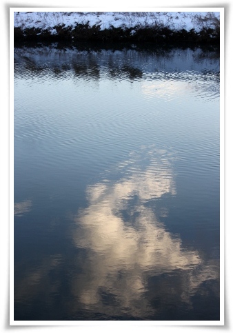 犀川・川面に映った雲 13.1.27