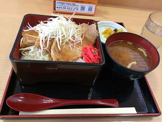 今日の昼食♪とんとん食堂の「豚丼」♪