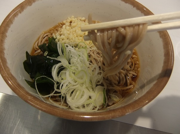 山田うどん南浦和店の冷やしたぬきそば２