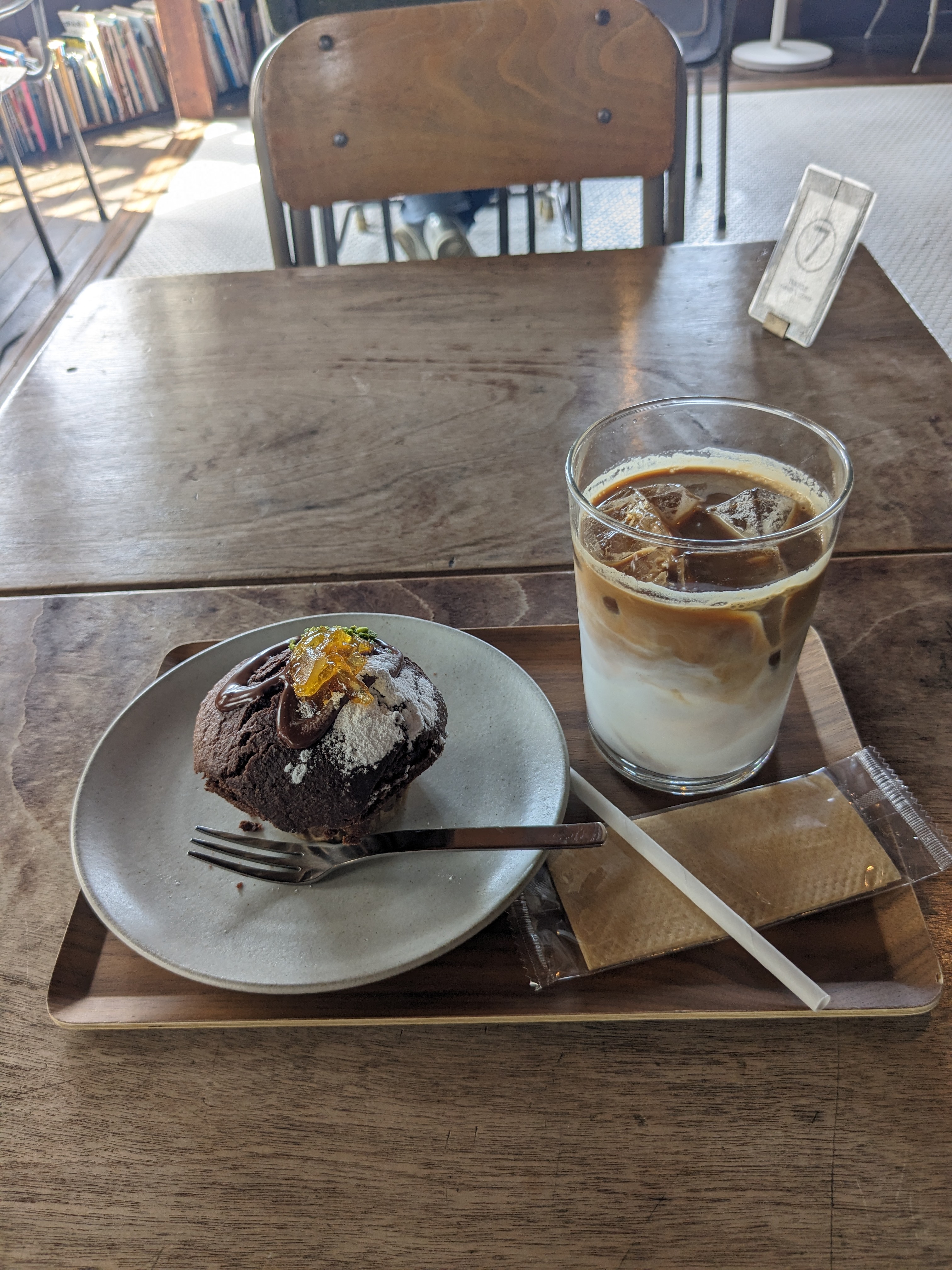 館山市カフェ　トレイクル マーケットコーヒー　アイスカフェラテとマフィン