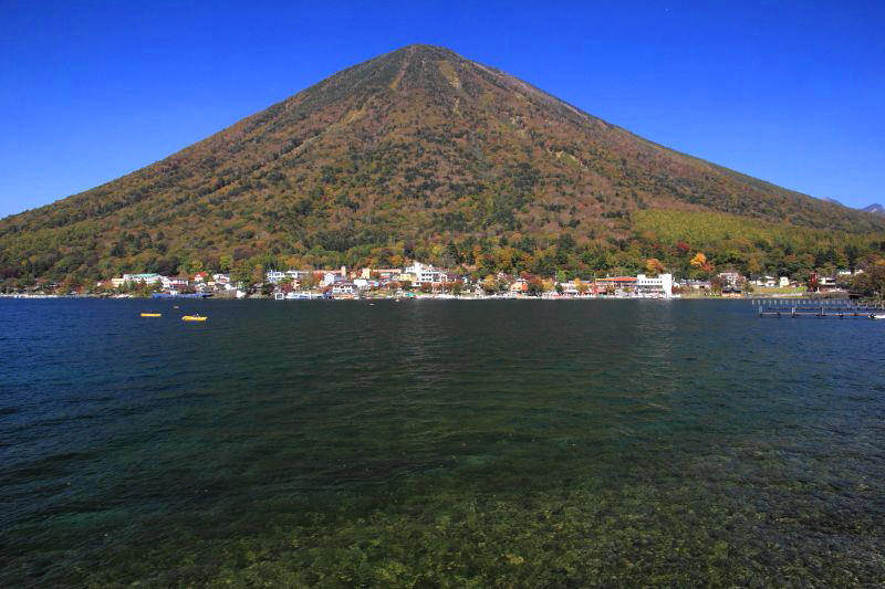 中禅寺湖_008中前湖と男体山.jpg
