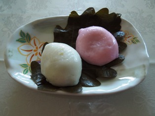 近所の和菓子屋さんの柏餅♪